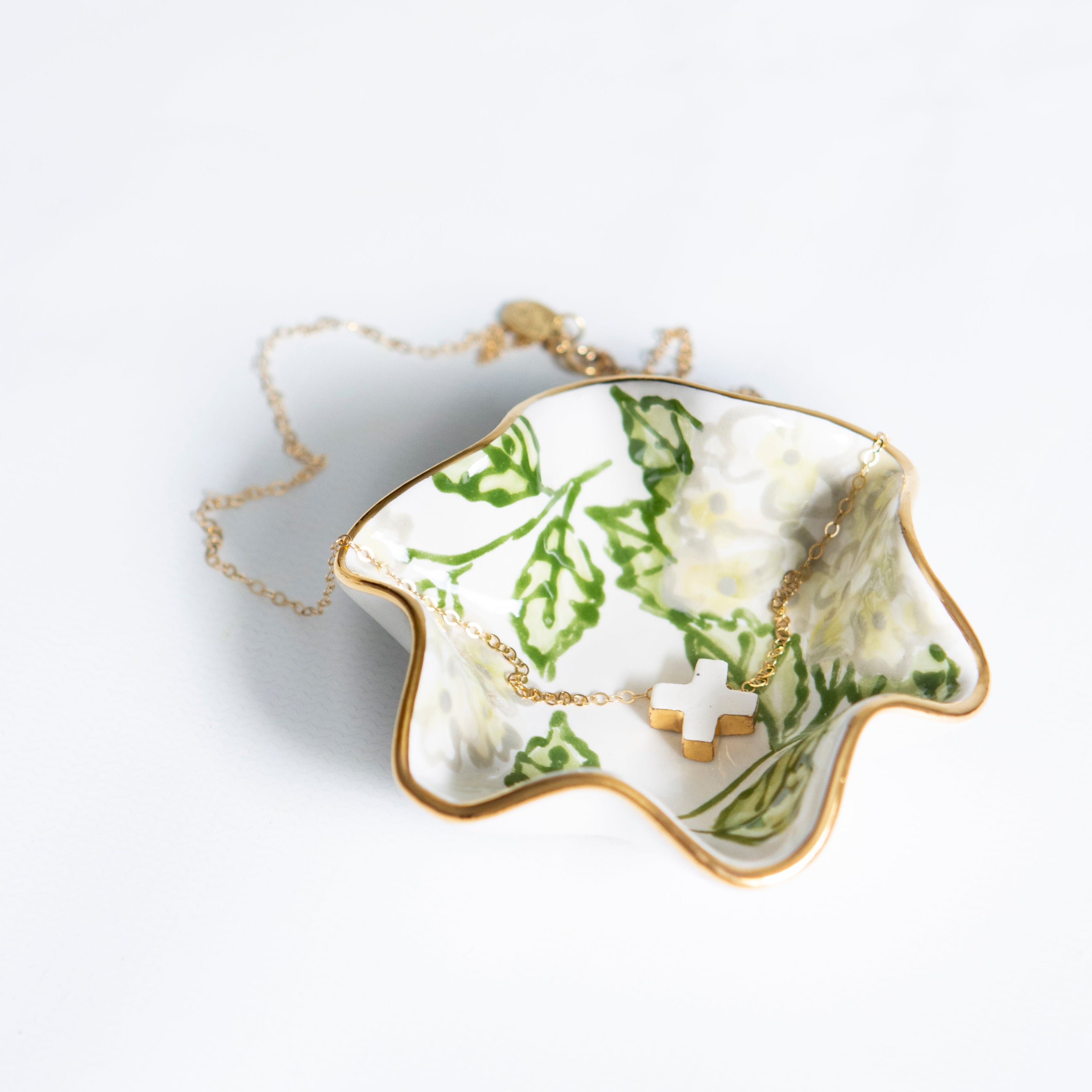 Ami White Hydrangea Wavy Bowl - Ring Dish