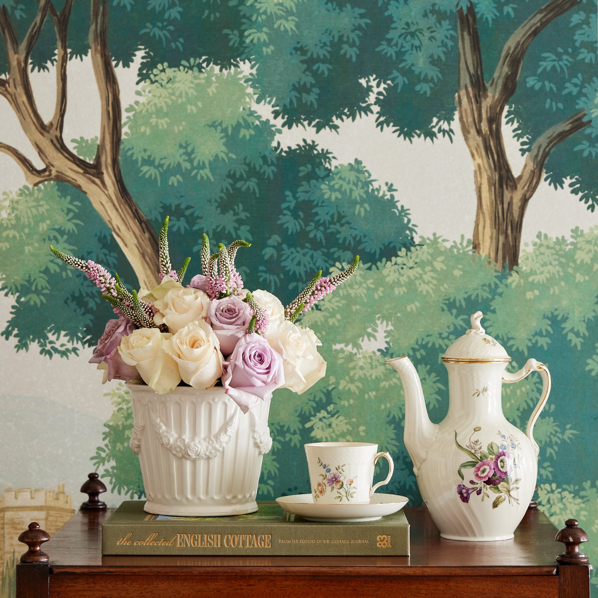 Grande Garland Cachetpot in Creme