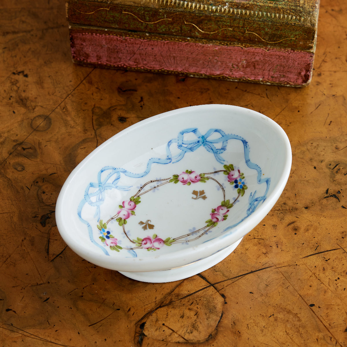 Cirencester Bow Soap Dish - Caitlin Wilson Designs