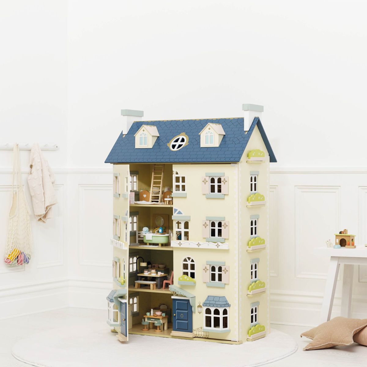 Palais Dollhouse