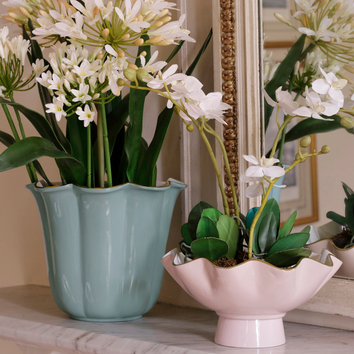 ENCANTO Carola Small Pedestal (Camellia and White)